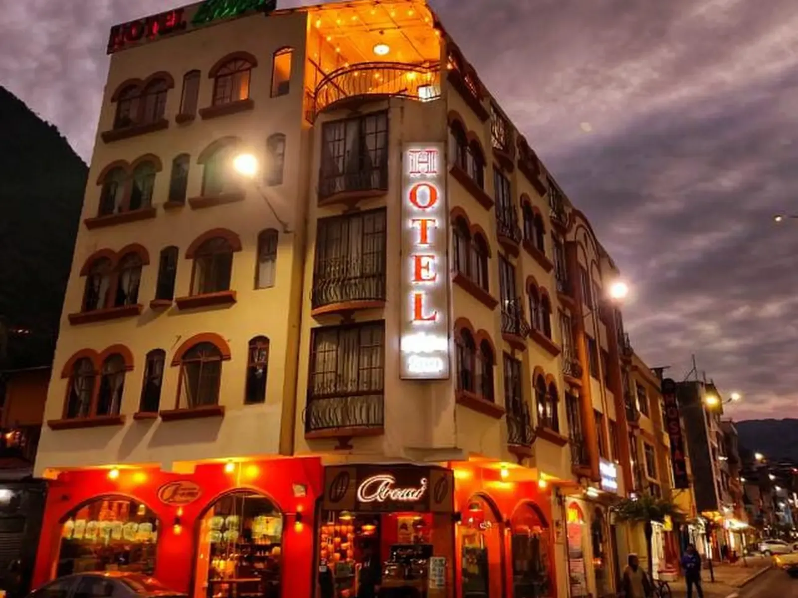 Fachada del Hotel Elvita Spa al atardecer en el centro de Baños
