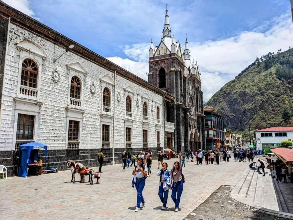 Basílica y plaza central de Baños de Agua Santa
